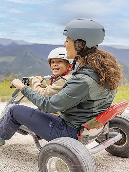 Moutaincart-Fahrer unterwegs auf der Mountaincart-Strecke.