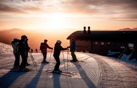 Gruppe von Skifahrerinnen und Skifahrern neben dem Terzerhaus