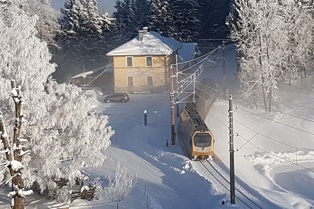 Die Mariazellerbahn im verschneiten Winterbach, © NÖVOG/Heussler