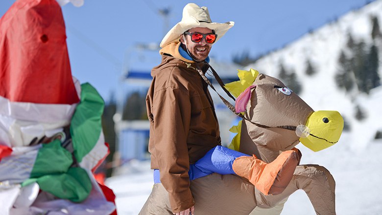 Faschingsbash-Teilnehmer auf der Gemeindealpe, © Bergbahnen Mitterbach/Leiminger